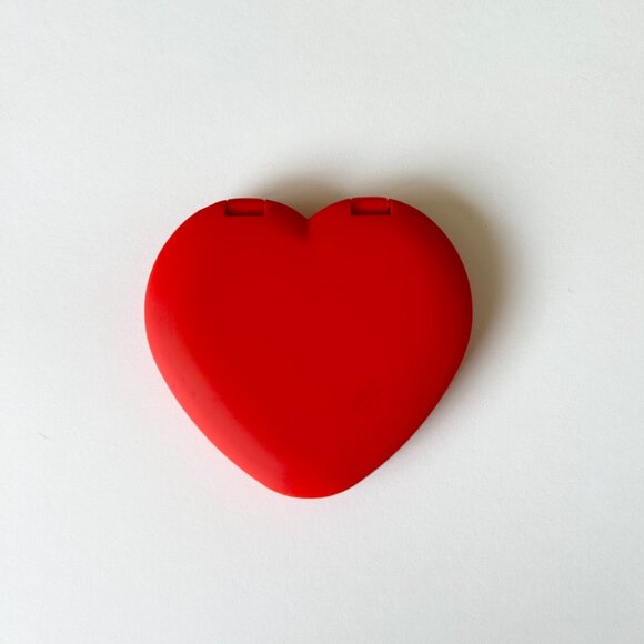 MAC Red Heart Shaped Compact Mirror Vanity Limited Edition Brand New - Picture 2 of 5